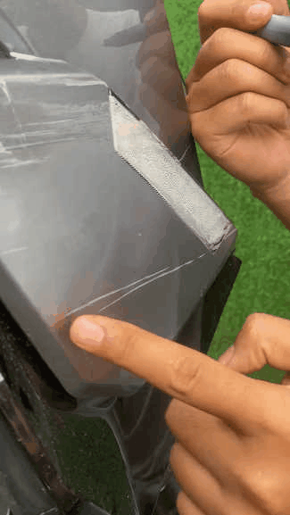Application demonstration for the car scratch repair pen